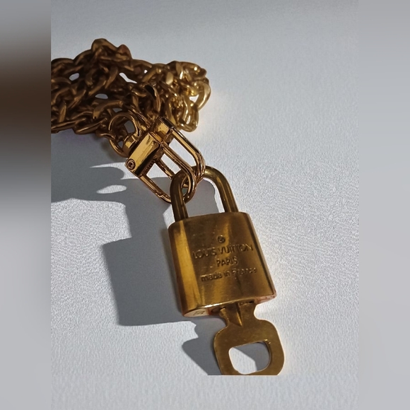 Louis Vuitton Gold Padlock #307 with Key & Unbranded Gold Tone Chain Included - Picture 5 of 15